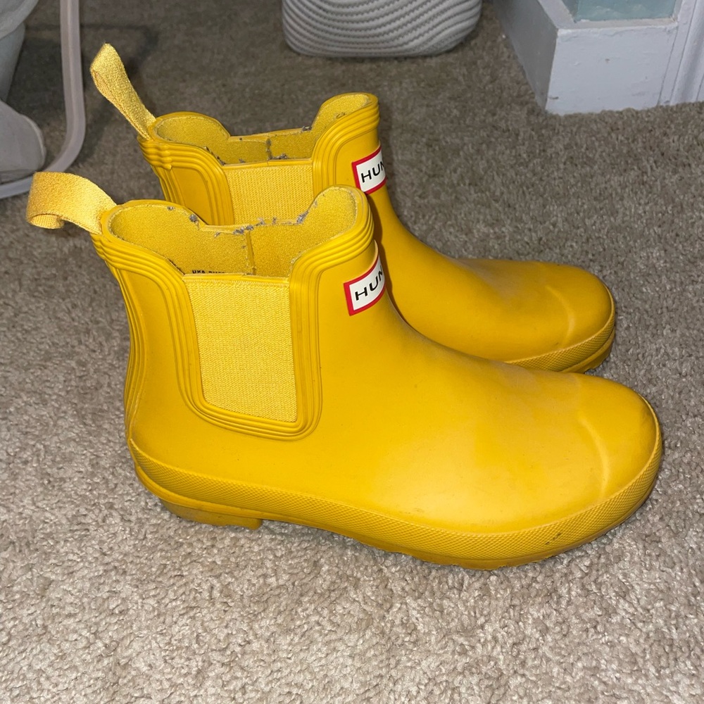 Yellow hunter Chelsea boots